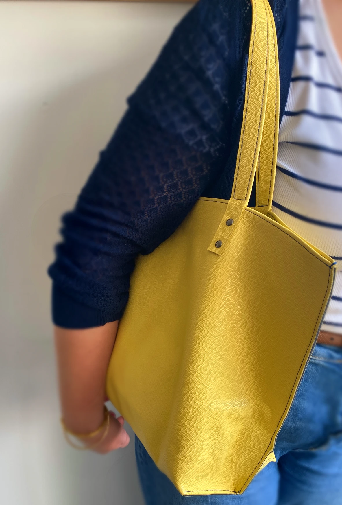 Grand sac cabas en cuir jaune avec intérieur cuir bleue Grand sac cabas en cuir jaune avec intérieur cuir bleue