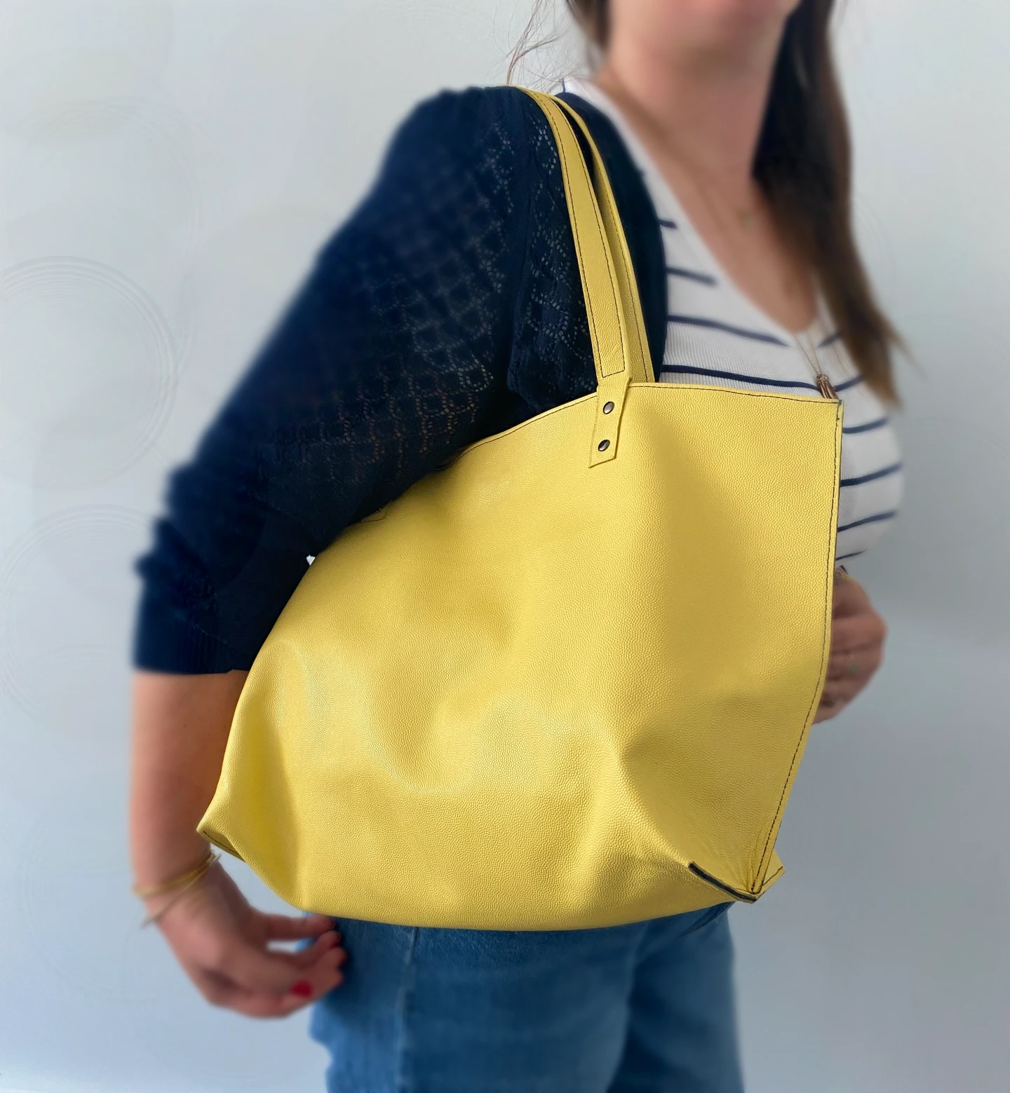 Grand sac cabas en cuir jaune avec intérieur cuir bleue Grand sac cabas en cuir jaune avec intérieur cuir bleue