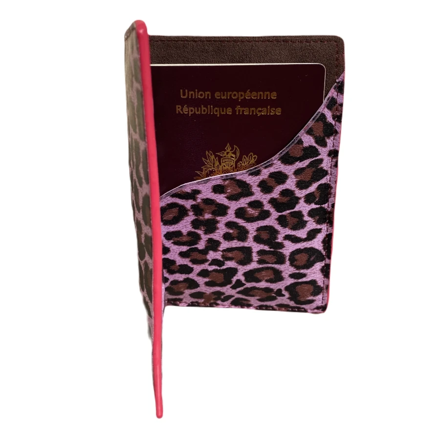 porte passeport en cuir de chèvre imprimé léopard rose porte passeport en cuir de chèvre imprimé léopard rose