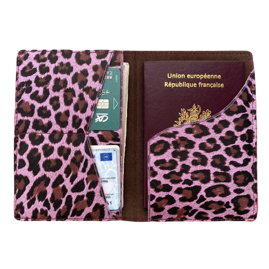 porte passeport en cuir de chèvre imprimé léopard rose porte passeport en cuir de chèvre imprimé léopard rose