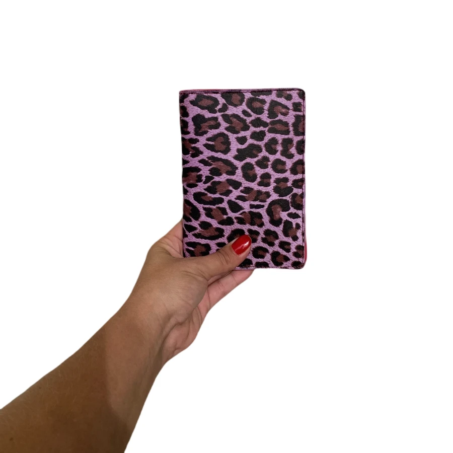 porte passeport en cuir de chèvre imprimé léopard rose porte passeport en cuir de chèvre imprimé léopard rose