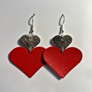Boucles d'oreilles double cœur en cuir rouge et bronze avec une monture en métal argenté