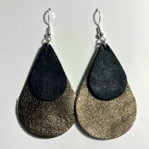 Boucles d'oreilles en forme de goute en cuir bleu et bronze avec une monture en argent 925/1000Boucles d'oreilles en forme de goute en cuir bleu et bronze avec une monture en argent 925/1000