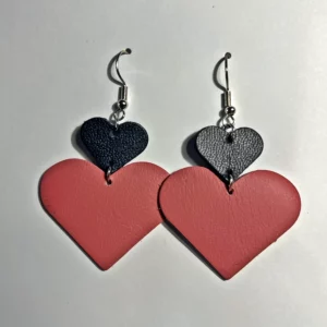 Boucles d'oreilles double cœur en cuir bleu foncé et rose avec une monture en métal argenté
