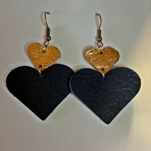 Boucles d'oreilles double cœur en cuir bleu et rose gold avec une monture en métal cuivré