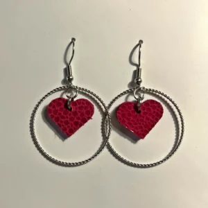 boucles d'oreilles cœur en cuir avec un entourage en métal argenté