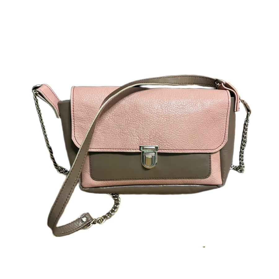 Sac bandoulière en cuir de chèvre taupe et rose avec un fermoir en metal style cartable Sac bandoulière en cuir de chèvre taupe et rose avec un fermoir en metal style cartable