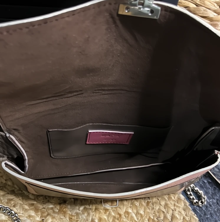 Sac bandoulière en cuir de chèvre taupe et rose avec un fermoir en metal style cartable Sac bandoulière en cuir de chèvre taupe et rose avec un fermoir en metal style cartable