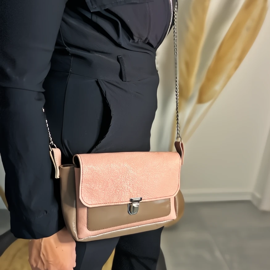 Sac bandoulière en cuir de chèvre taupe et rose avec un fermoir en metal style cartable Sac bandoulière en cuir de chèvre taupe et rose avec un fermoir en metal style cartable