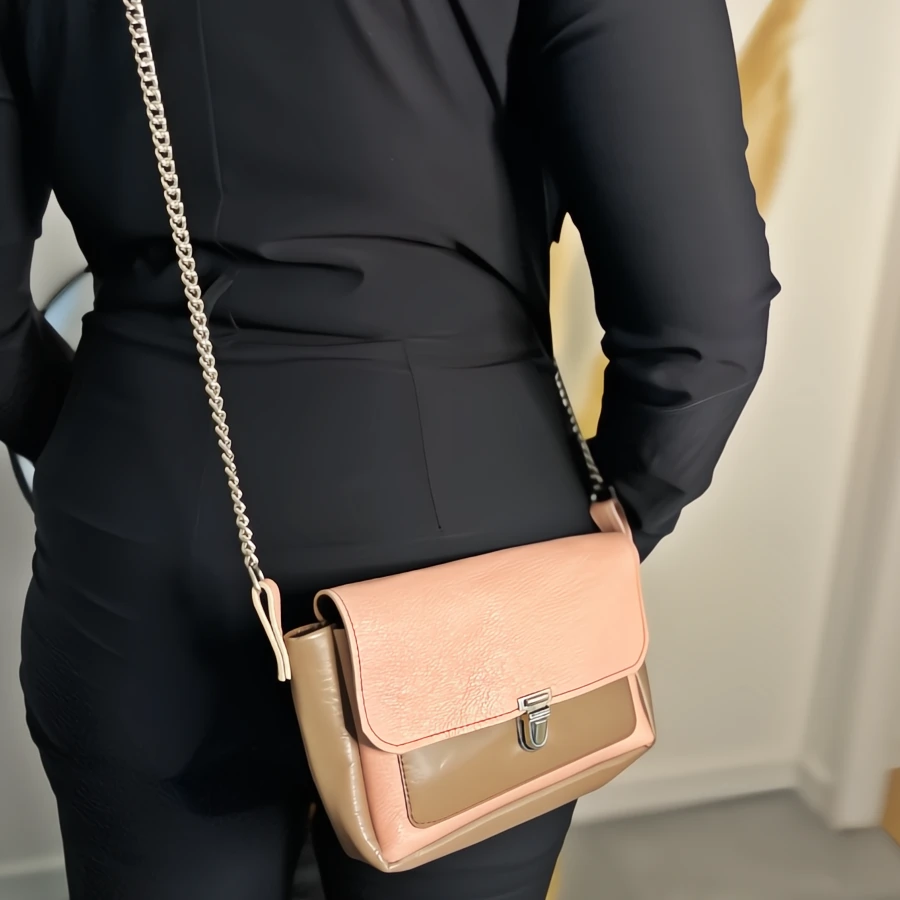 Sac bandoulière en cuir de chèvre taupe et rose avec un fermoir en metal style cartable Sac bandoulière en cuir de chèvre taupe et rose avec un fermoir en metal style cartable