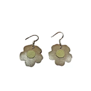 boucles d'oreilles en cuir marron et vert kaki en forme de fleur avec une monture en argent 925/1000