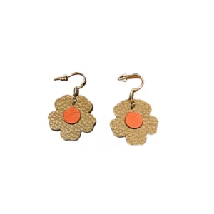 boucles d'oreilles en cuir taupe et corail en forme de fleur et argent 925/1000