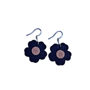 Boucles d'oreilles en cuir chocolat et nude en forme de fleur avec une monture en argent 925/1000