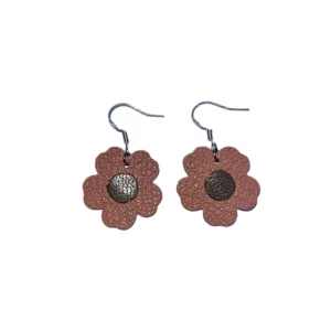boucles d'oreilles fleur en cuir nude et taupe avec une monture en argent 925/1000