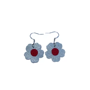 boucles d'oreilles fleur en cuir blanc pailleté et framboise avec une monture en argent 925/1000