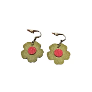 boucles d'oreilles fleur en cuir vet kaki et framboise avec une monture en argent 925/1000