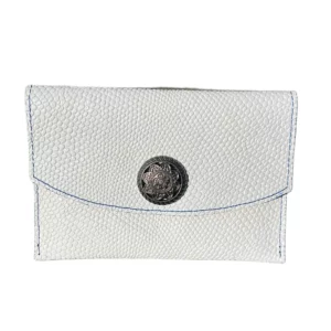 Pochette passeport en cuir de veau blanc effet lézard avec un fermoir rosas en metal argenté noirci