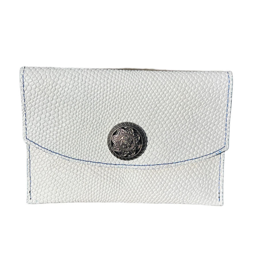 Pochette passeport en cuir de veau blanc effet lézard avec un fermoir rosas en metal argenté noirci Pochette passeport en cuir de veau blanc effet lézard avec un fermoir rosas en metal argenté noirci