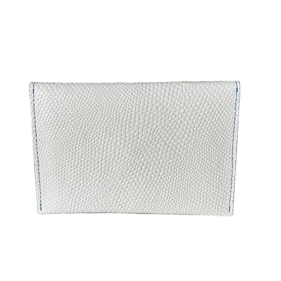 Pochette passeport en cuir de veau blanc effet lézard avec un fermoir rosas en metal argenté noirci Pochette passeport en cuir de veau blanc effet lézard avec un fermoir rosas en metal argenté noirci