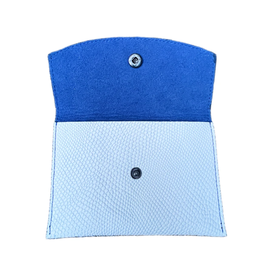 Pochette passeport en cuir de veau blanc effet lézard avec un fermoir rosas en metal argenté noirci Pochette passeport en cuir de veau blanc effet lézard avec un fermoir rosas en metal argenté noirci