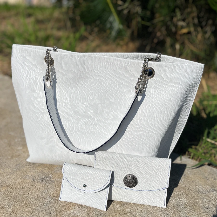 pochette-passeport-en-cuir-de-veau-blanc-effet lezard-fermoir-rosas-argent-noirci-fabrication-francaise-a-la-main (5)