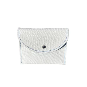 Porte-monnaie en cuir de veau effet lézard avec un bouton de col métal argenté