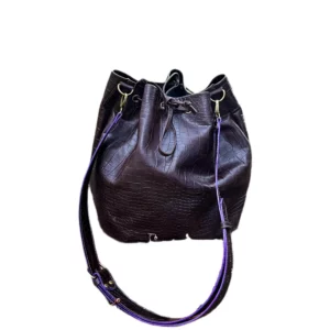 Sac sceau grand modèle en cuir de veau effet crocodile couleur chocolat et intérieur alcantara bleue turquoise