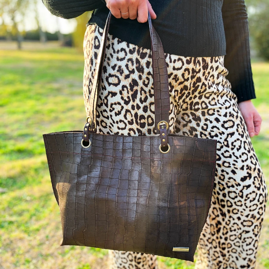 Sac grand cabas en cuir de veau effet croco couleur marron bronze Sac grand cabas en cuir de veau effet croco couleur marron bronze