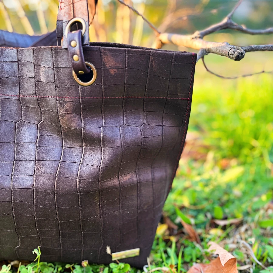 Sac grand cabas en cuir de veau effet croco couleur marron bronze Sac grand cabas en cuir de veau effet croco couleur marron bronze