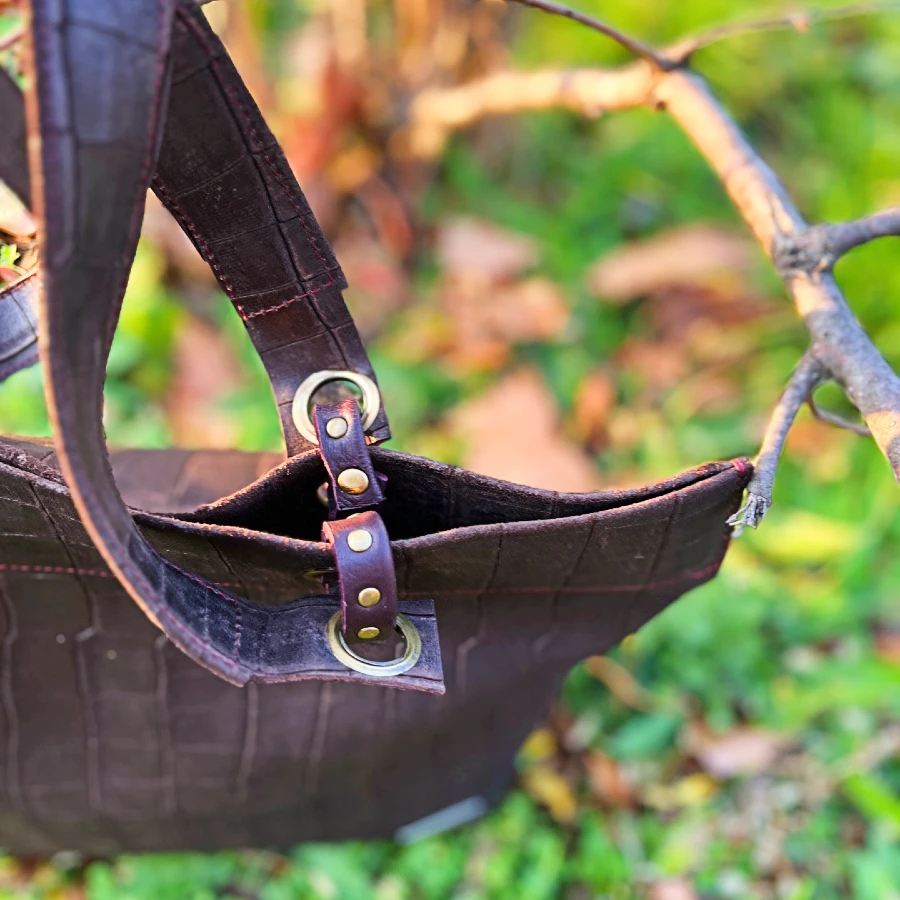 Sac grand cabas en cuir de veau effet croco couleur marron bronze Sac grand cabas en cuir de veau effet croco couleur marron bronze