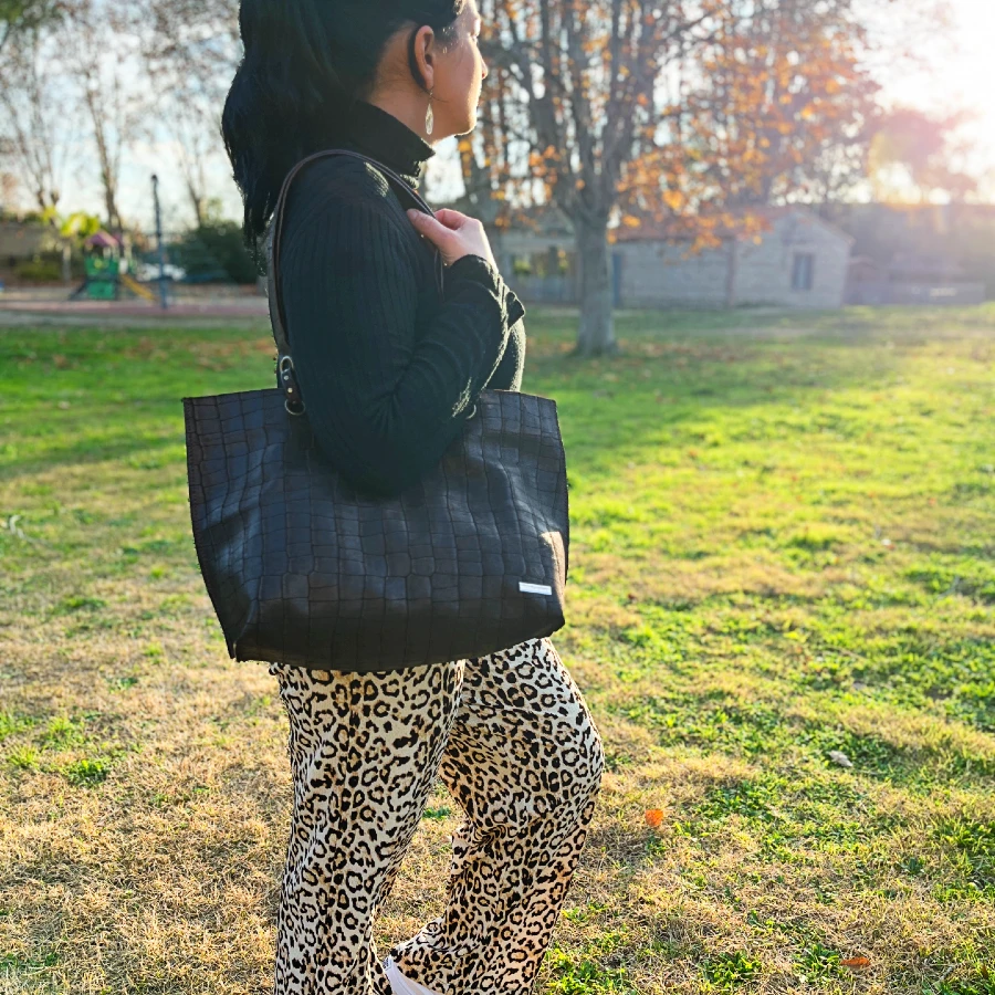 Sac grand cabas en cuir de veau effet croco couleur marron bronze Sac grand cabas en cuir de veau effet croco couleur marron bronze