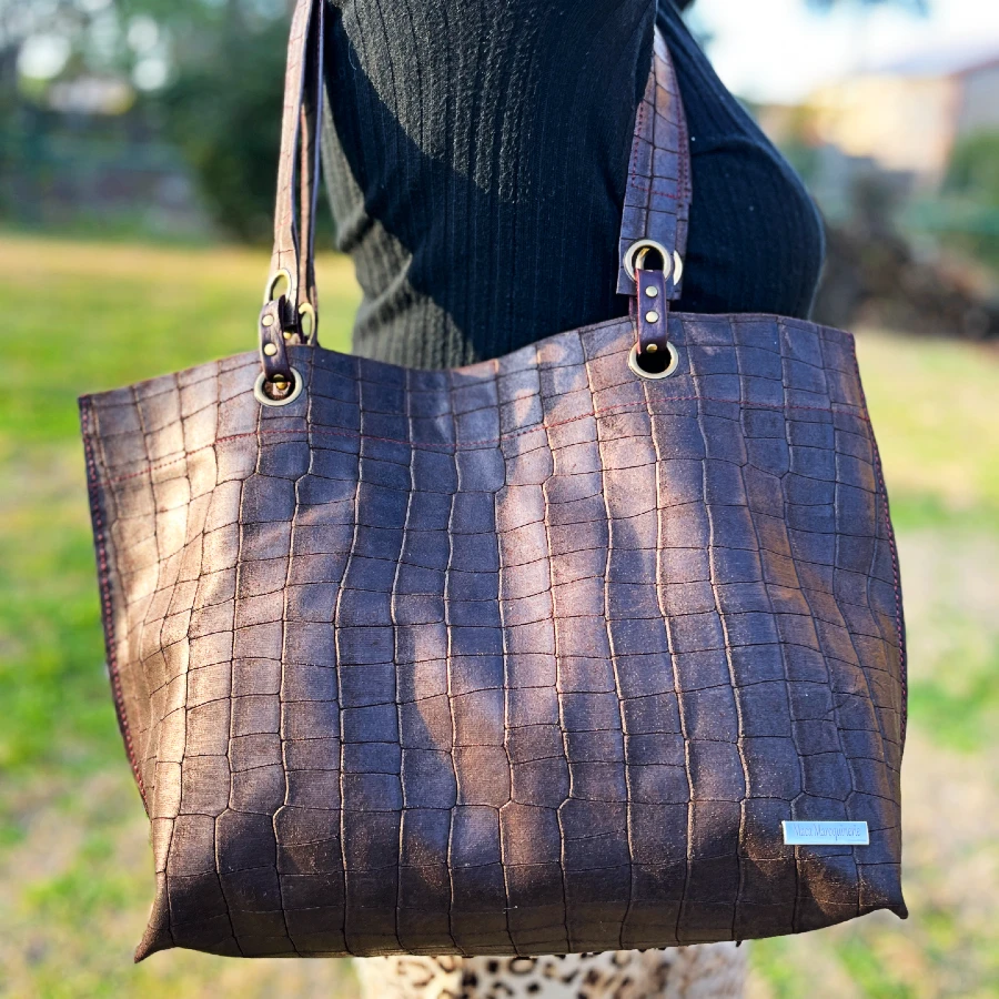 Sac grand cabas en cuir de veau effet croco couleur marron bronze Sac grand cabas en cuir de veau effet croco couleur marron bronze