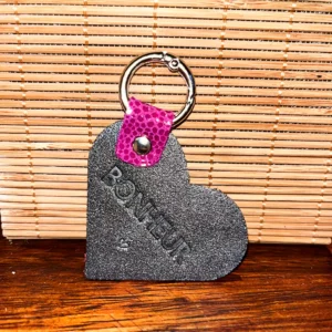 Porte clé en cuir noir et rouge bonheur