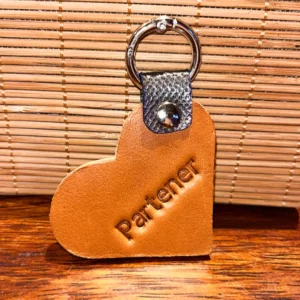 Porte clé en forme de coeur marron et noir partener in crime