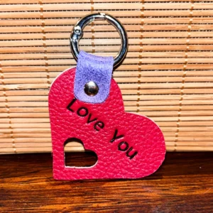 Porte clé en forme de coeur en cuir parme et framboise love you ma reine
