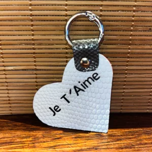 porte clé en cuir rouge et blanc en forme de coeur