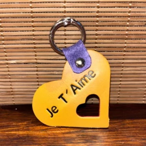 porte clé en cuir jaune et rouge en forme de coeur