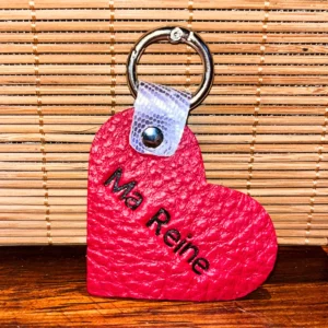 porte clé en cuir rose et aubergine en forme de coeur