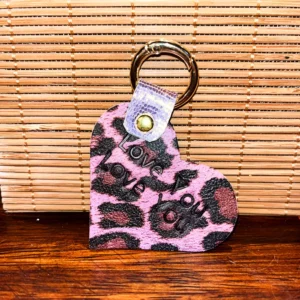 Porte clé en cuir léopard et camel en forme de coeur love you mon amour