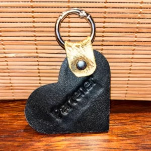 Porte clé en cuir noir et doré en forme de coeur ecriture partener in crime