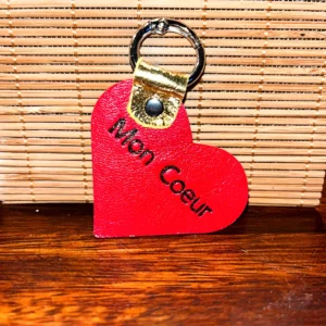 porte clé en cuir rouge en forme de coeur