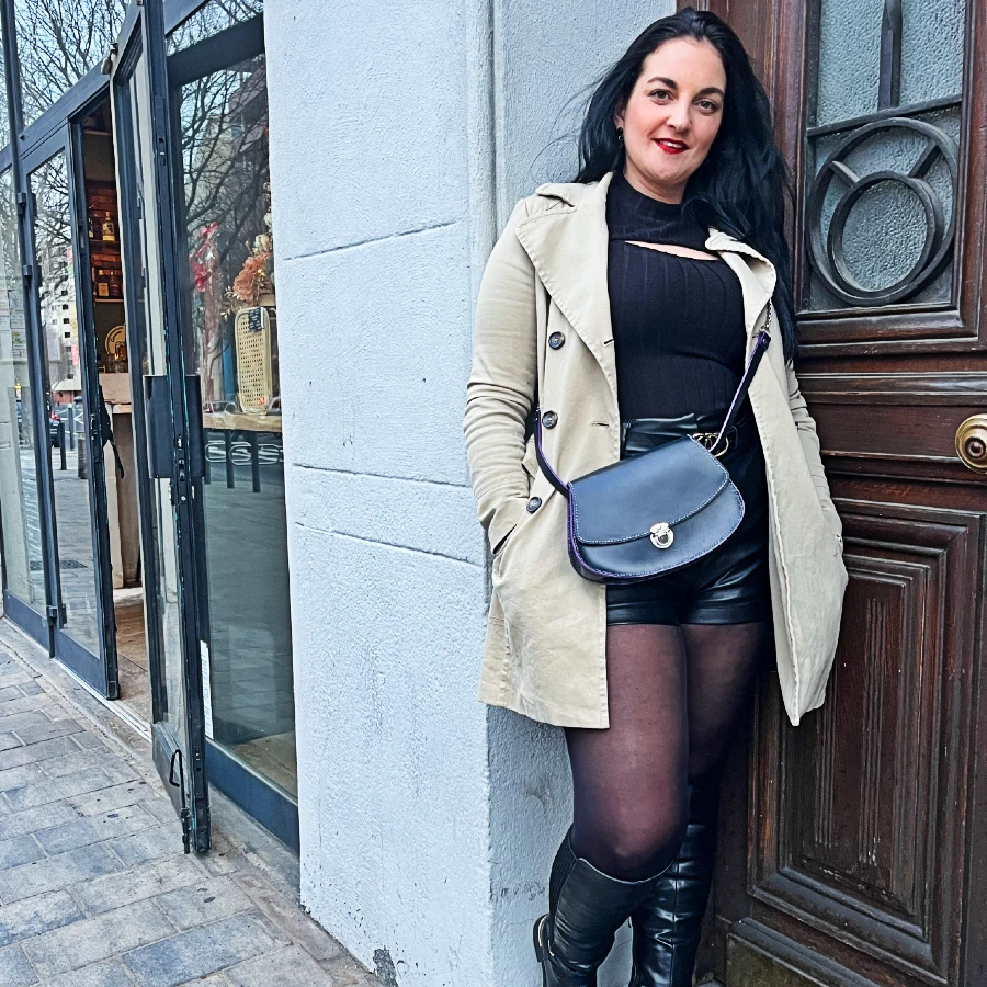 Sac bandoulière en cuir bleu marine avec fermoir cartable argenté Sac bandoulière en cuir bleu marine avec fermoir cartable argenté