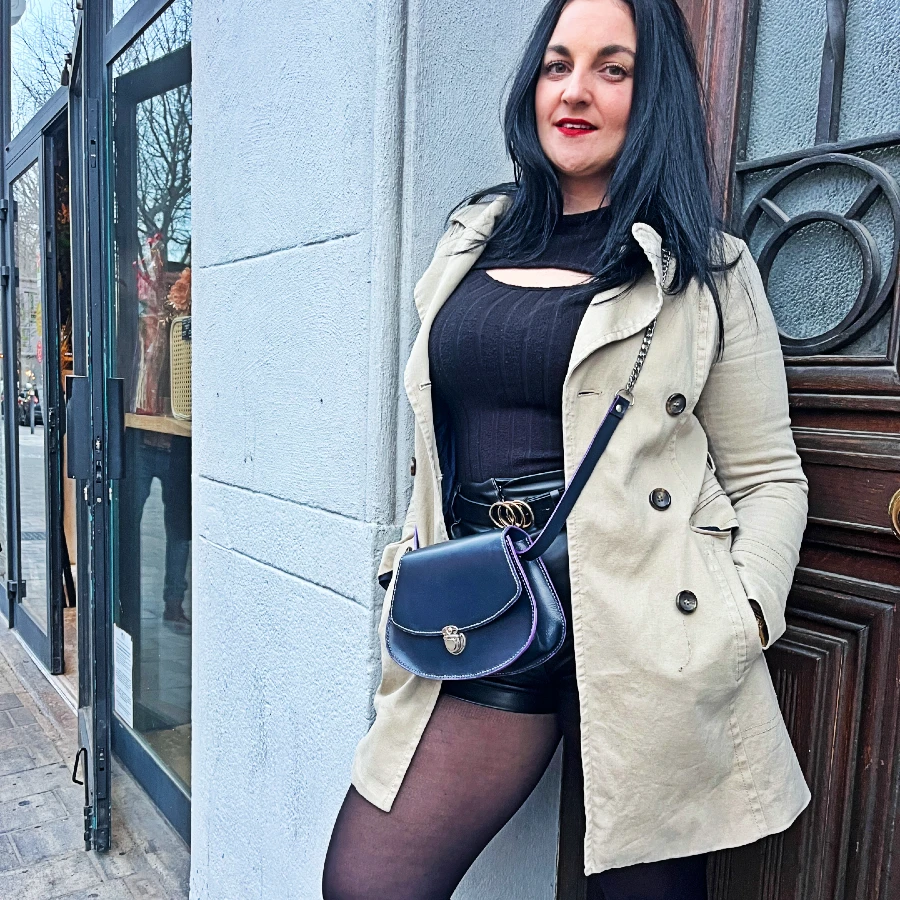 Sac bandoulière en cuir bleu marine avec fermoir cartable argenté Sac bandoulière en cuir bleu marine avec fermoir cartable argenté