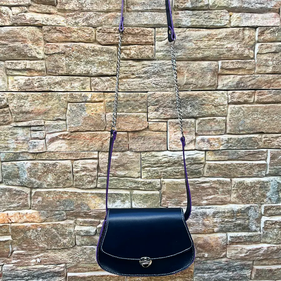 Sac bandoulière en cuir bleu marine avec fermoir cartable argenté Sac bandoulière en cuir bleu marine avec fermoir cartable argenté