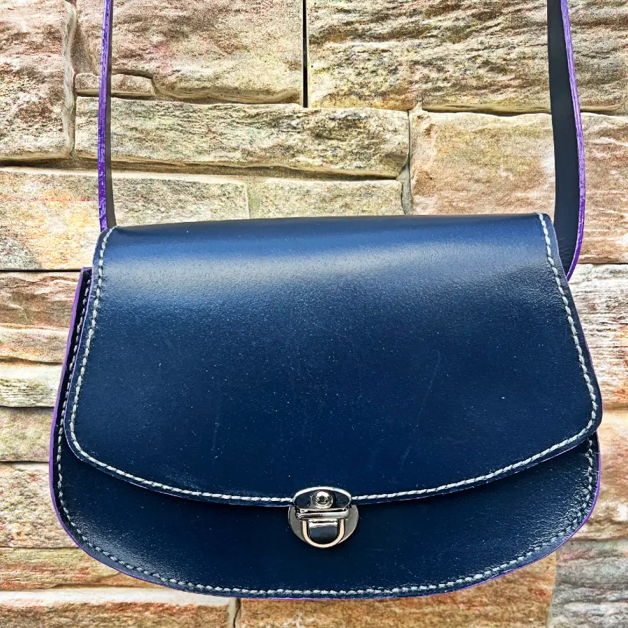 Sac bandoulière en cuir bleu marine avec fermoir cartable argenté Sac bandoulière en cuir bleu marine avec fermoir cartable argenté