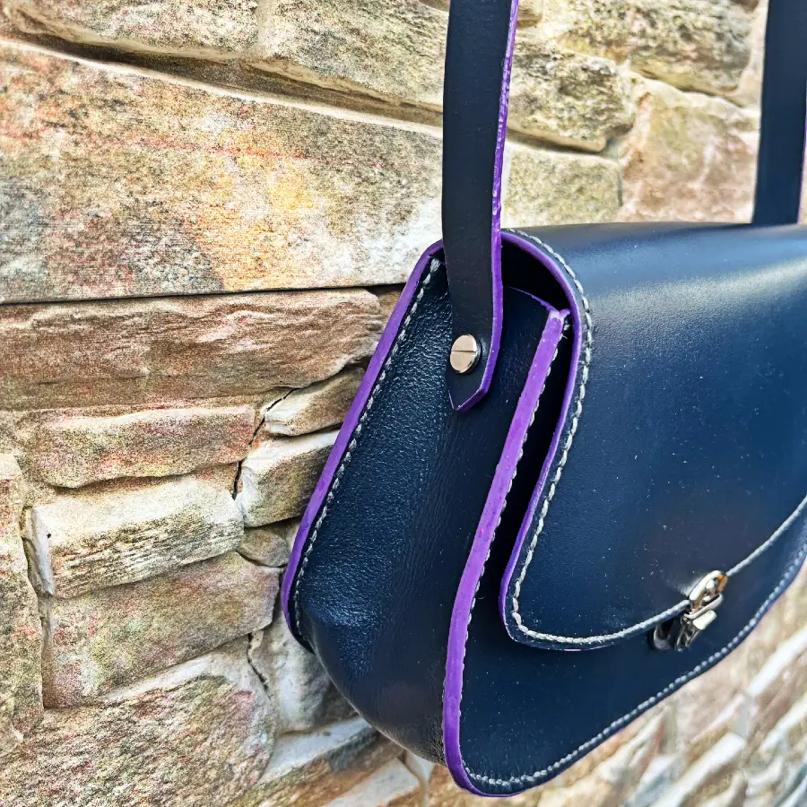 Sac bandoulière en cuir bleu marine avec fermoir cartable argenté Sac bandoulière en cuir bleu marine avec fermoir cartable argenté