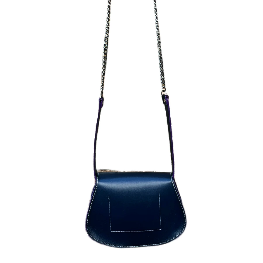 Sac bandoulière en cuir bleu marine avec fermoir cartable argenté Sac bandoulière en cuir bleu marine avec fermoir cartable argenté