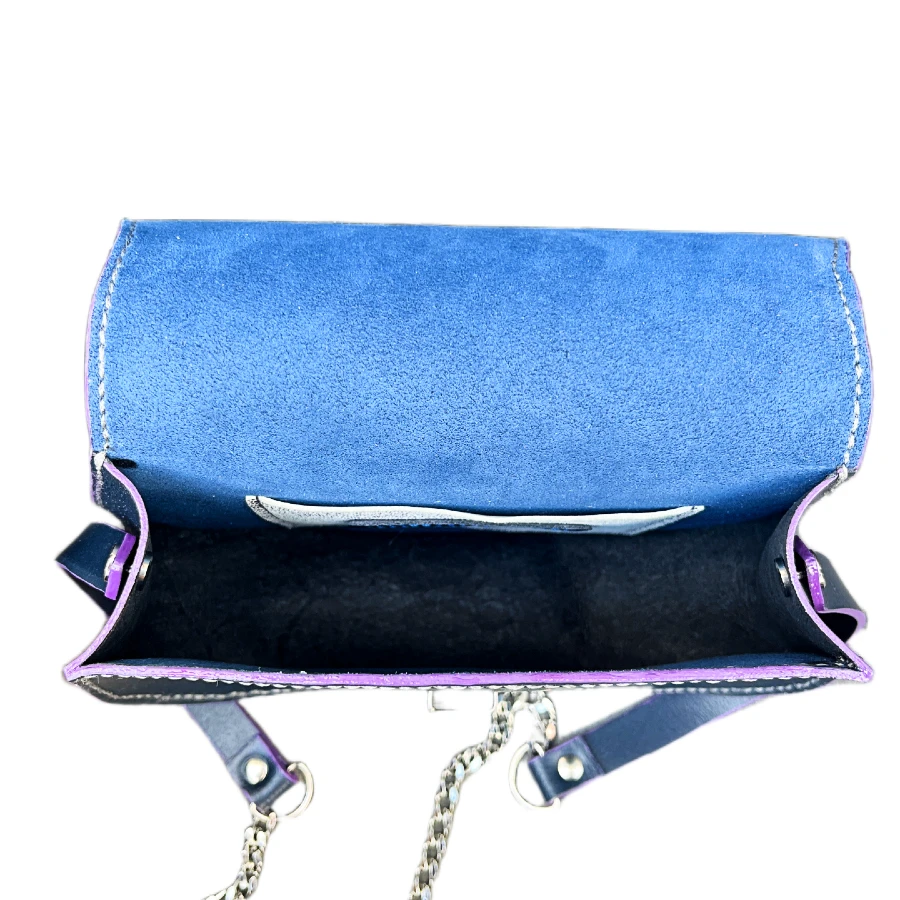 Sac bandoulière en cuir bleu marine avec fermoir cartable argenté Sac bandoulière en cuir bleu marine avec fermoir cartable argenté