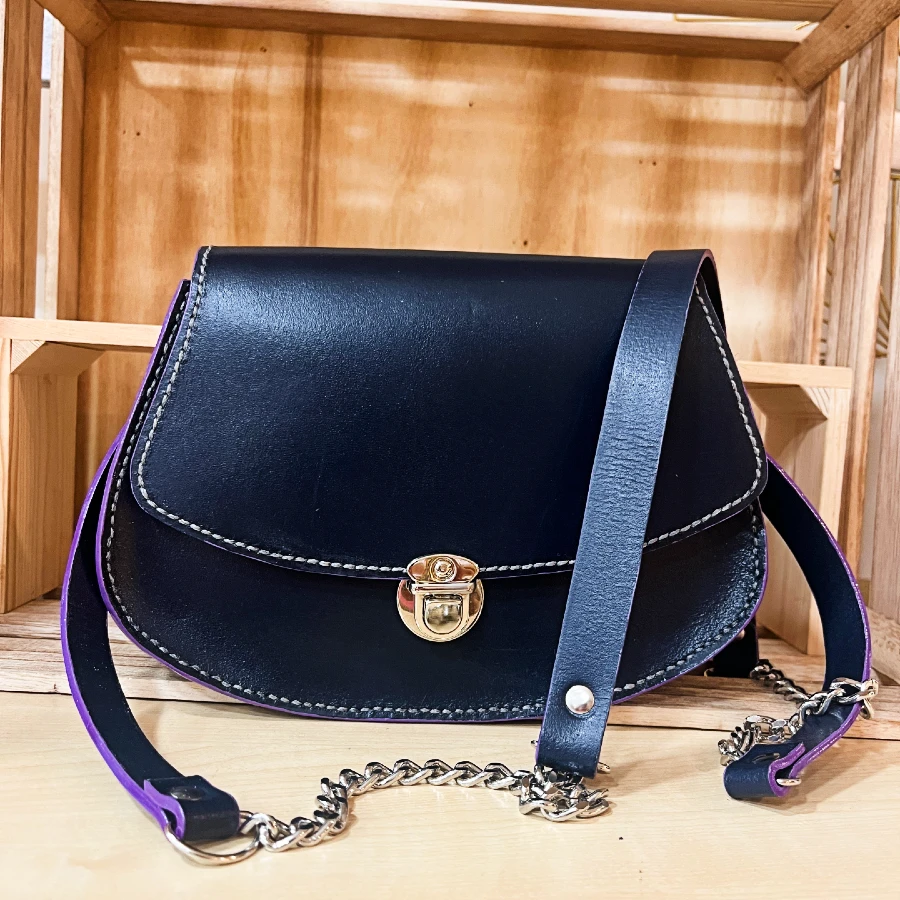 Sac bandoulière en cuir bleu marine avec fermoir cartable argenté Sac bandoulière en cuir bleu marine avec fermoir cartable argenté