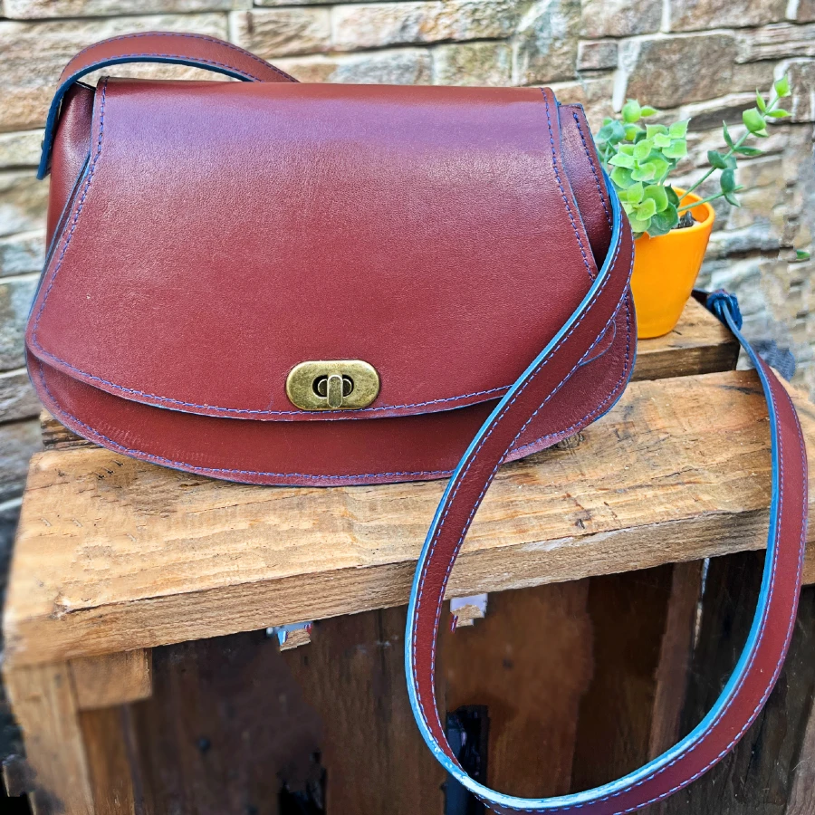 Sac bandoulière en cuir brun artisanal avec fermoir cuivré Sac bandoulière en cuir brun artisanal avec fermoir cuivré